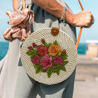 Sac en rotin motifs fleurs colorées