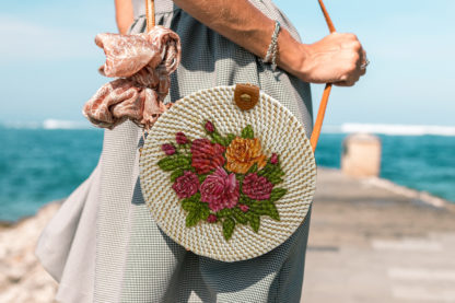 Sac en rotin motifs fleurs colorées